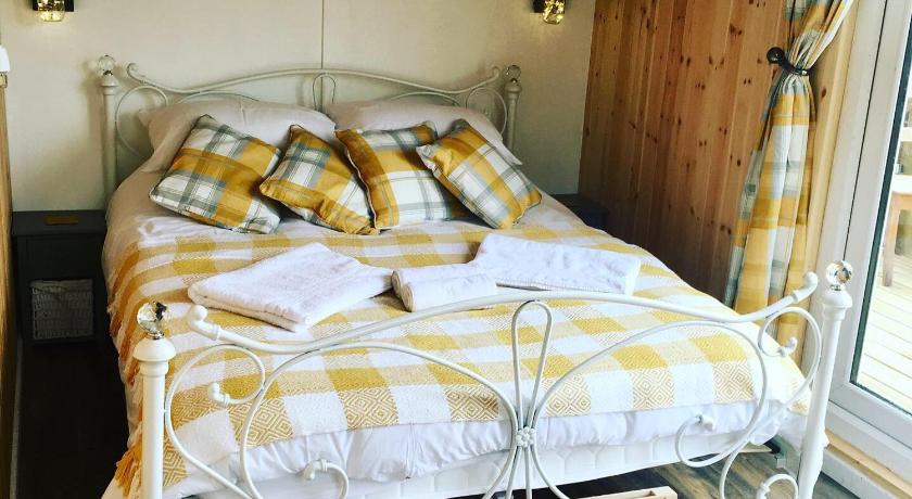 Cwt melyn, posh camping sheperds hut, budget friendly, bedding and towels not included with your boo photo