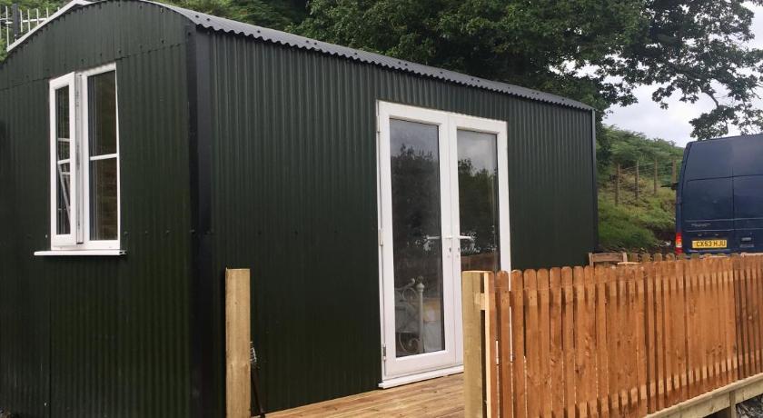 Cwt melyn, posh camping sheperds hut, budget friendly, bedding and towels not included with your boo photo