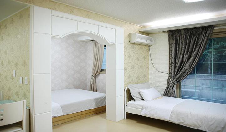 Image of Studio (4 Adults) 3