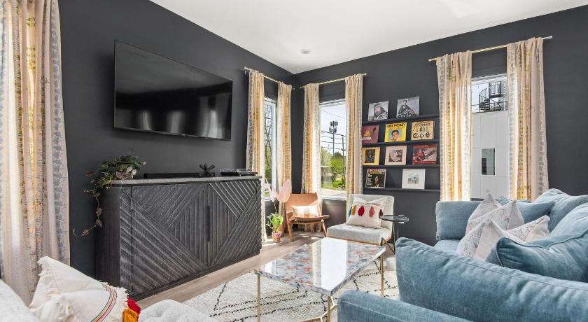 Vibrant designer house with roof deck & garage near DT photo