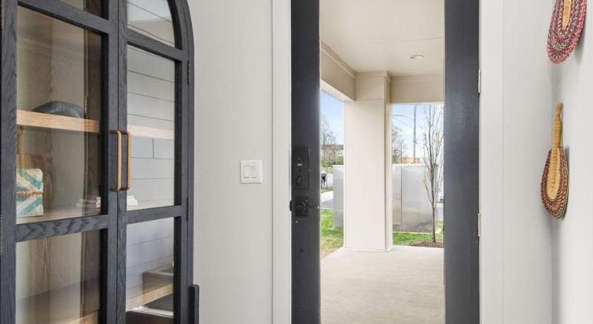 Vibrant designer house with roof deck & garage near DT photo