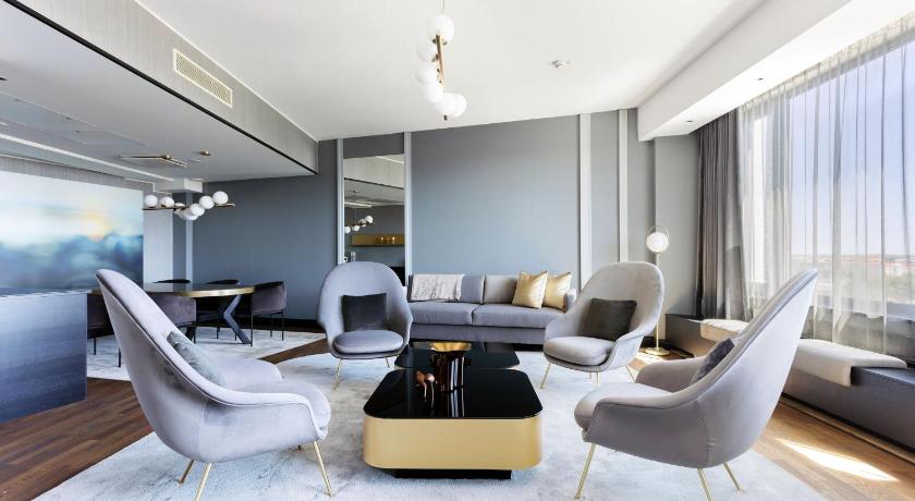 Image of Executive King Club Suite - Non-Smoking 3