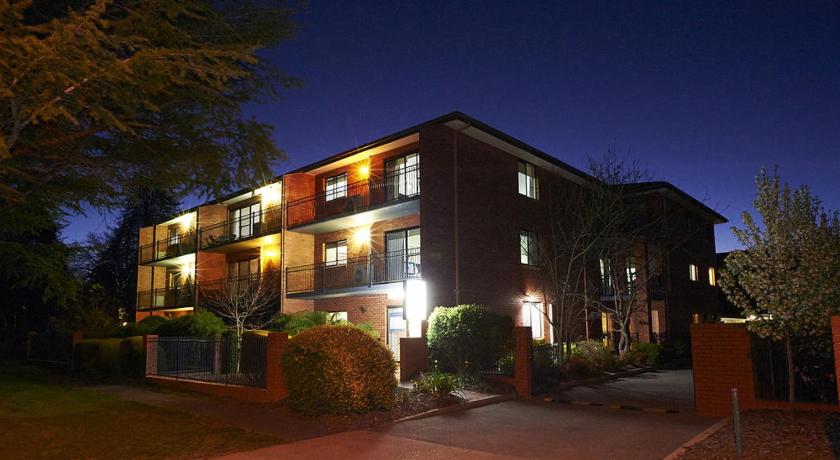 a large brick building with a large window, Oxley Court Serviced Apartments in Canberra
