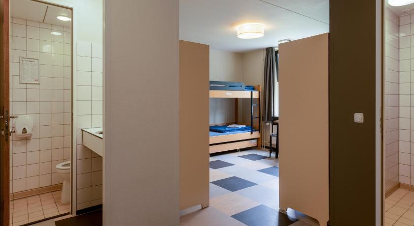 Image of Six Person Room With Private Bathroom and Shower 8