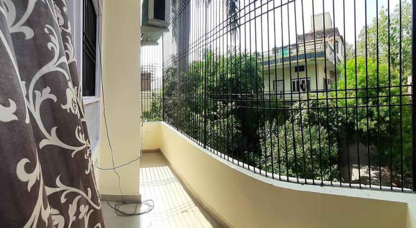 Lovely 2 bedroom flat near Ghats and Temples photo