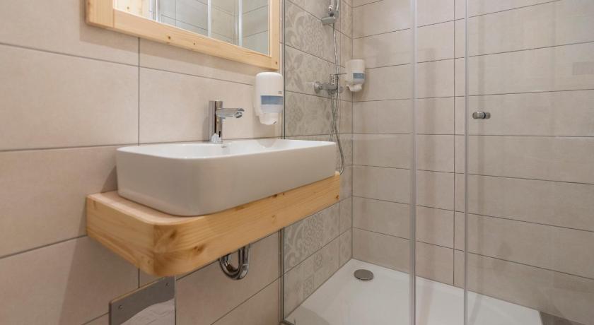 布莱德 Planinska koca na Uskovnici 2星级 酒店 大堂