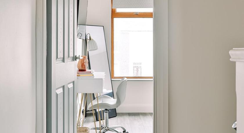 FAMILY TOWN HOUSE (with garden & private parking) photo