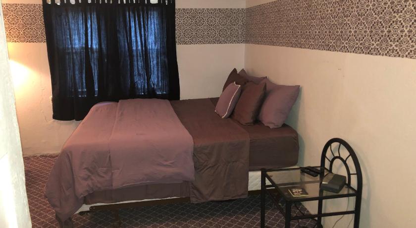 Cheerful bedroom free parking approx 15 mins to downtown Chicago! photo