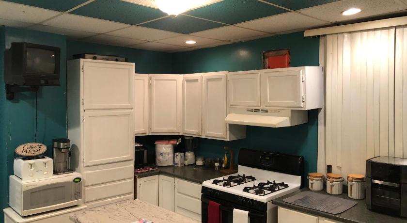 Cheerful bedroom free parking approx 15 mins to downtown Chicago! photo