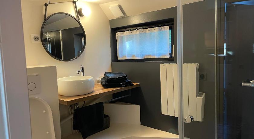 a bathroom with a toilet, sink, and shower, Peniche "SunFlower" in Paris