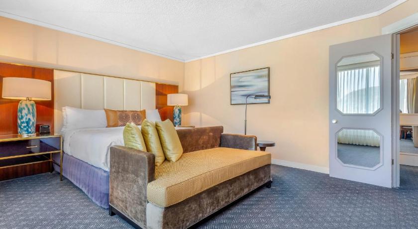 Image of Omni Suite 1 King Bed wih Sofabed 5