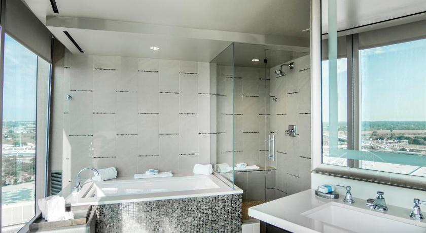 Image of King Corner Suite with Roll-In Shower - Disability Access 2