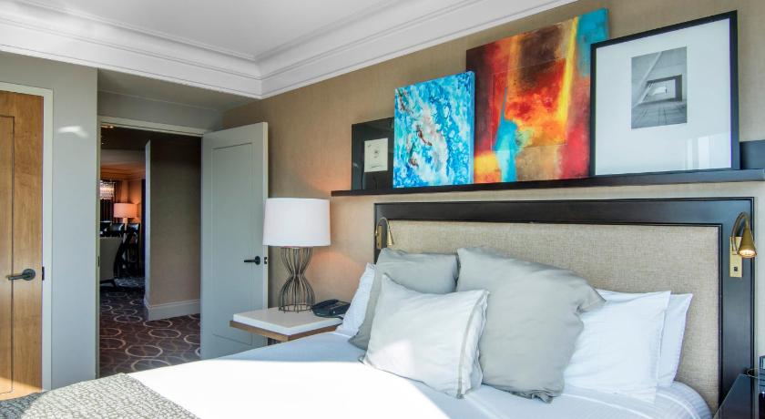 Image of King Corner Suite with Roll-In Shower - Disability Access 9