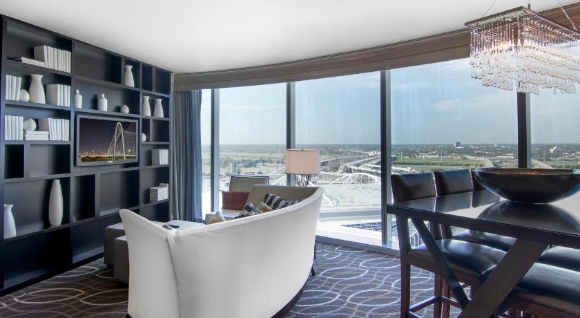 Image of King Corner Suite with Roll-In Shower - Disability Access 3