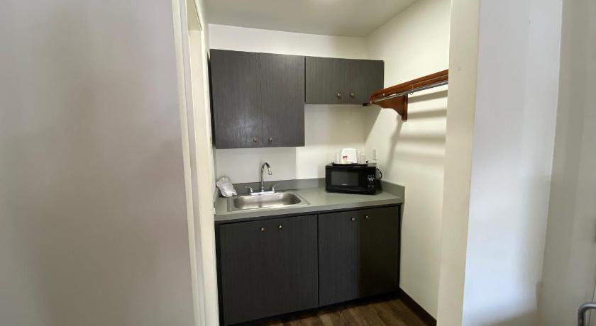 Desert Sands Inn & Suites photo