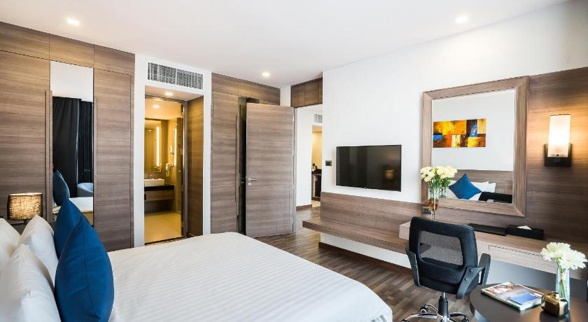 Image of Suite - 1 King Bed, Nonsmoking, City View, Bath And Shower 6