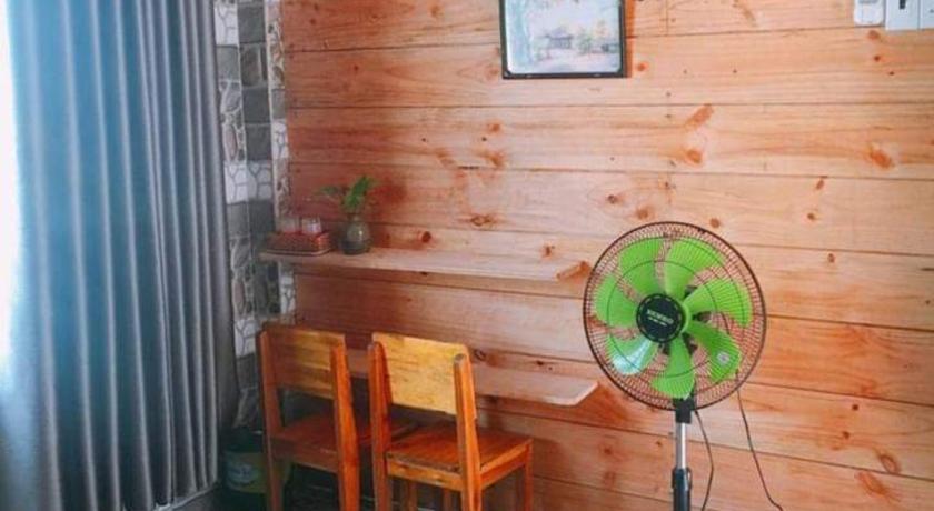 a room with a wooden floor and a toilet, Nha Muoi Homestay in Quy Nhon (Binh Dinh)