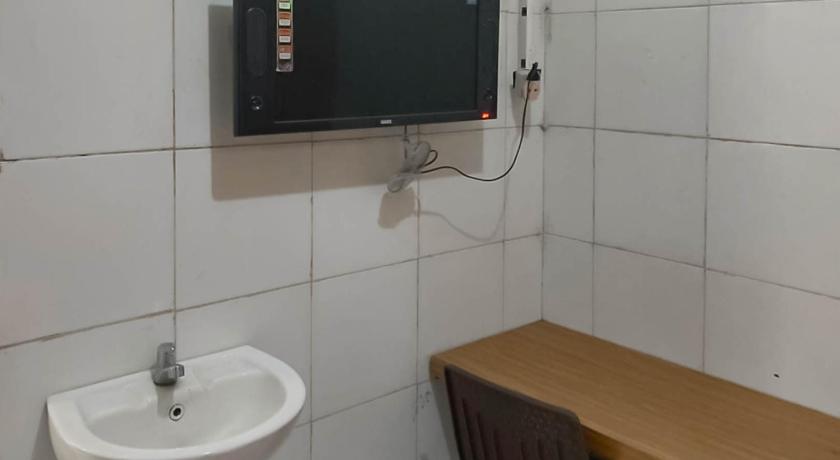a bathroom with a sink and a toilet, SPOT ON 2054 Arimbi 3 Near Santosa Hospital in Bandung