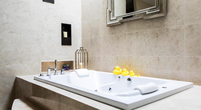 Image of Three-Bedroom Presidential Beachfront Villa (24-hour butler service) 6