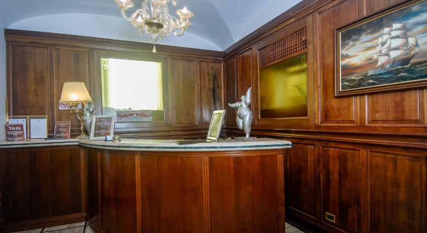 ローマ Hotel Regina Margherita 3つ星 ホテル ロビー