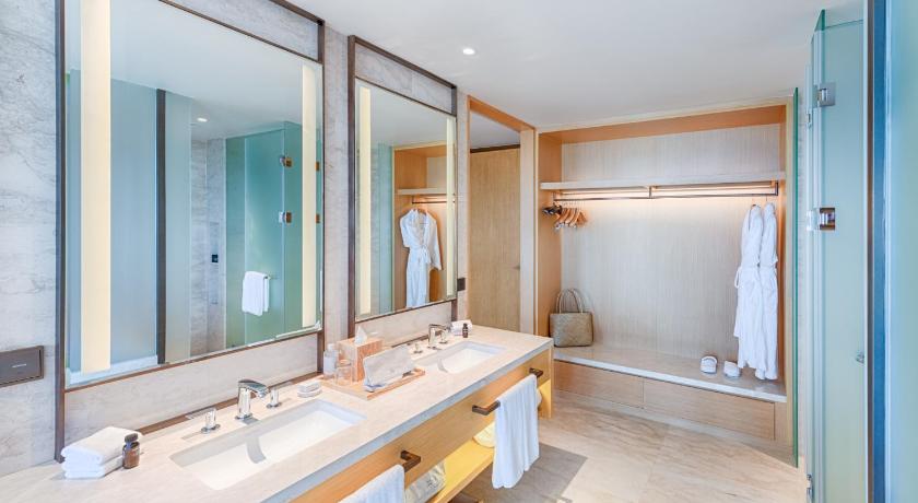 Image of Corner Ocean View Double Suite 2
