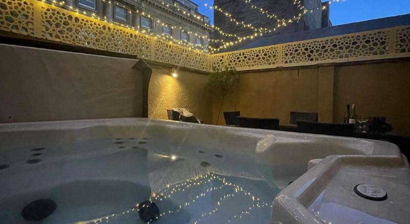 a large swimming pool in a large building, Dream Stays Bath - Trim Street (Hot tub) in Bath