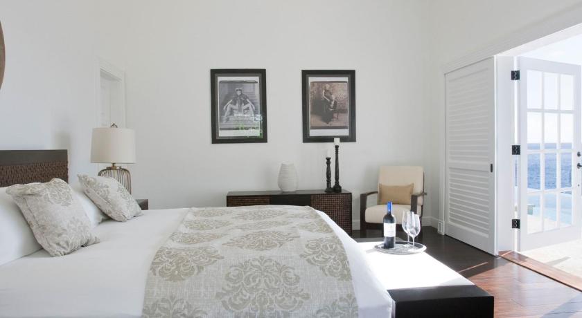 รูปของThree Bedroom Ocean Front Residence 0