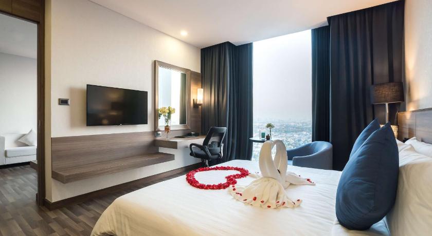 Image of Suite - 1 King Bed, Nonsmoking, City View, Bath And Shower 3