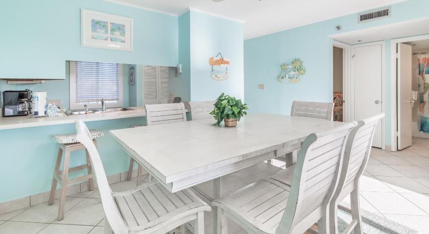 a dining room table and chairs in a kitchen, The Islander 416 in Destin (FL)