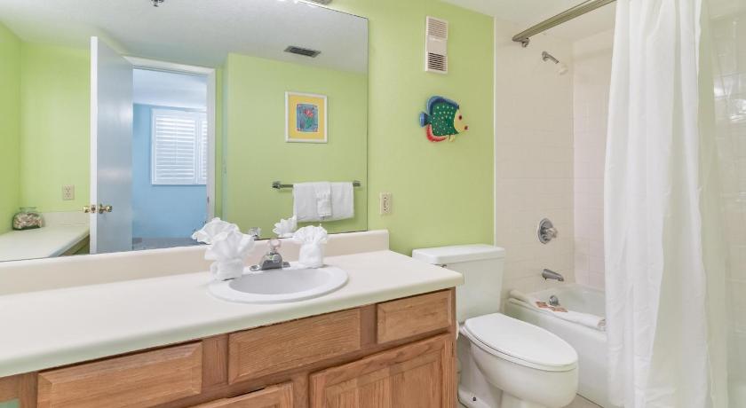 a bathroom with a toilet, sink, and shower, The Islander 416 in Destin (FL)