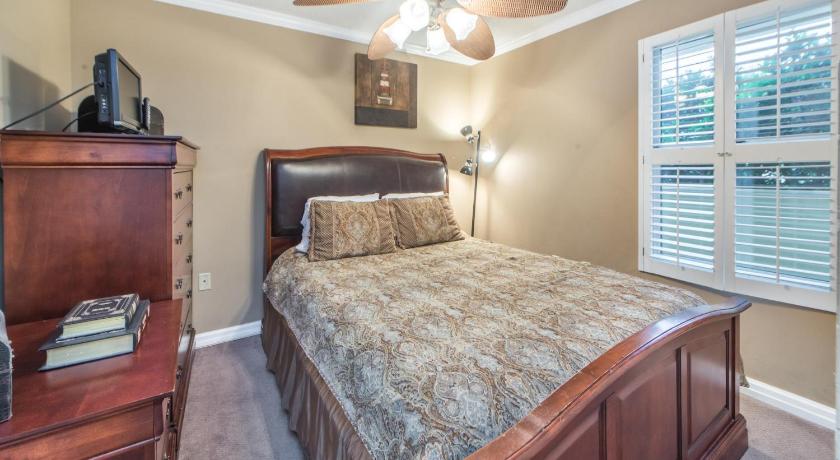 a bedroom with a bed and a dresser, Pelican Beach Resort 213 in Destin (FL)