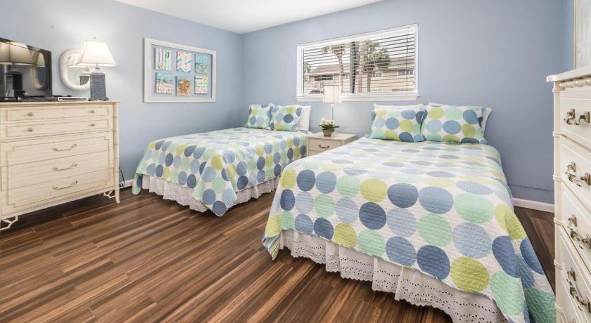 a bedroom with two beds and a desk, Chateau La Mer #5B in Destin (FL)