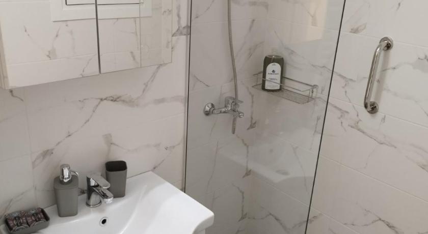 Zeus Apartment - image 2