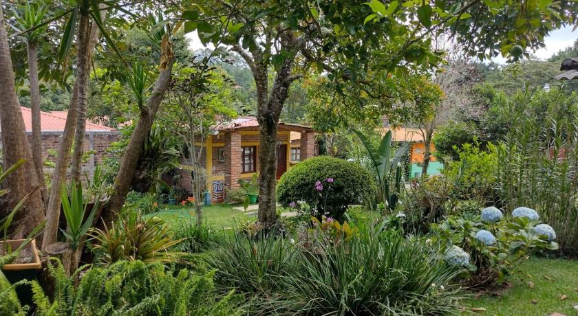 HOSTAL CABANAS AVE MARIA — Hotel in Comalapa