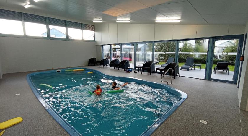 Captains Cove 1st Floor Spa Luxury Apartments - Free Netflix photo