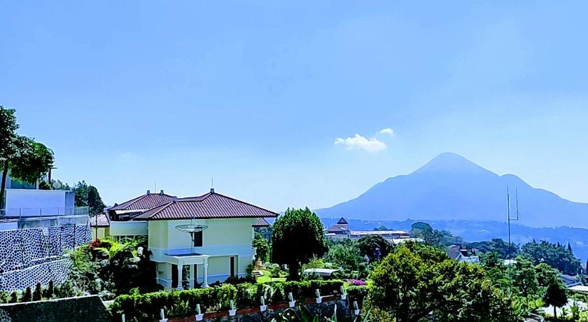 a large building with a view of mountains, Villa Raung Indah Tretes in Trawas