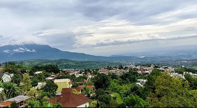 a mountain range with trees and mountains, Villa Raung Indah Tretes in Trawas