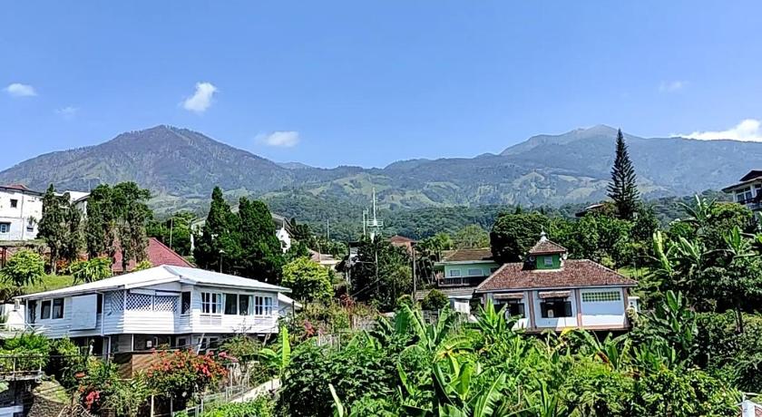 a small village with a mountain range, Villa Raung Indah Tretes in Trawas