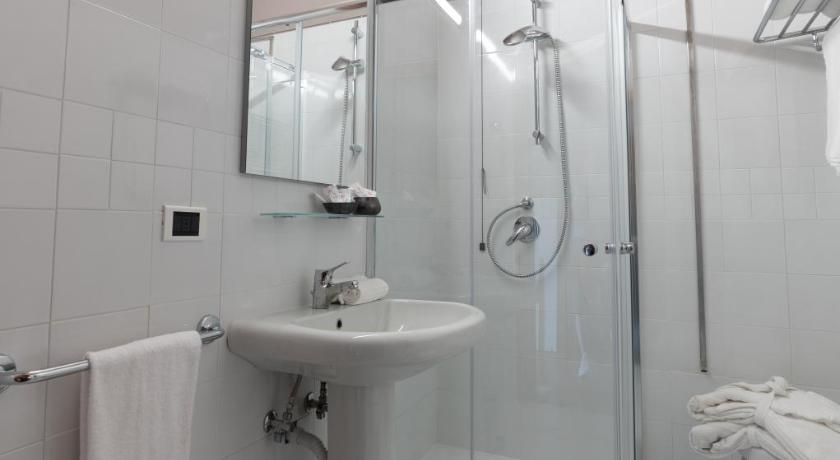 HOTEL QUERINI Budget & Business Hotel Sandrigo photo