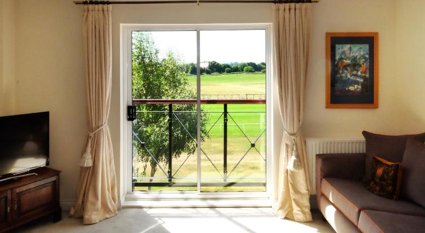 Whole house, easy walk to town centre, Parking, Self Catering, Great View, 3 bedrooms, sleeps 6 — Hotel in Stratford Upon Avon