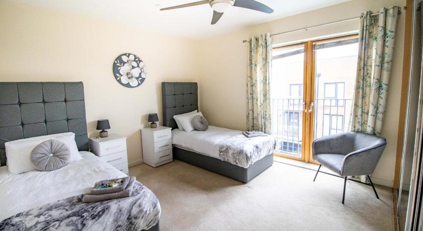 Large Modern Contractor House with Balcony & Private Parking - CMK by Comfy Workers photo
