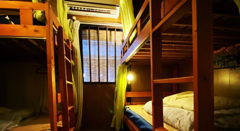 a bunk bed in a small room, Hostel Mundo in Kyoto