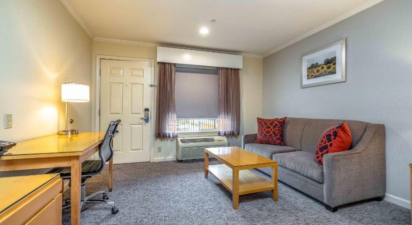 Image of 1 King Bed, Nonsmoking, Exterior Corridor 6