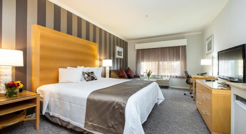 Image of 1 King Bed, Nonsmoking, Interior Corridor 0