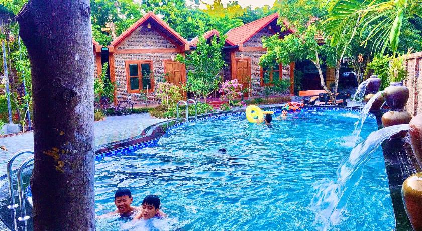 a swimming pool with two children playing in it, Thanh Dat Homestay in Ninh Bình