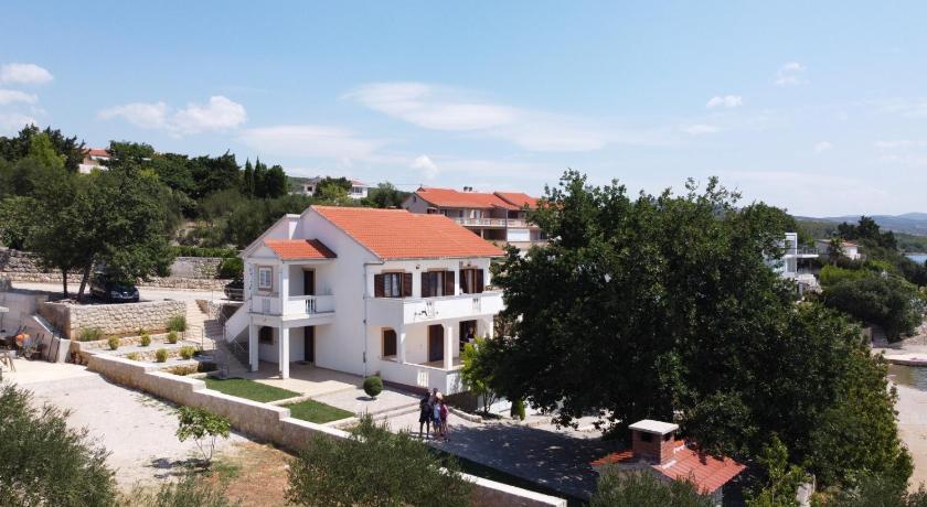 Apartman Ana — Hotel in Maslenica
