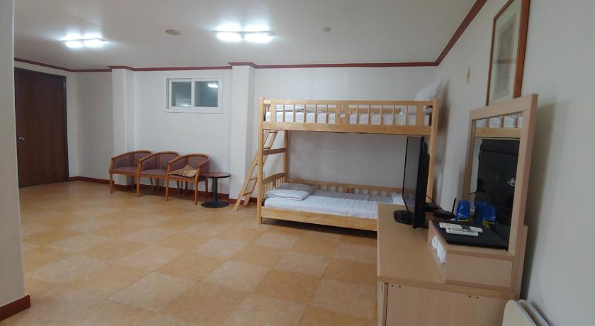 Image of Superior Family Room 10