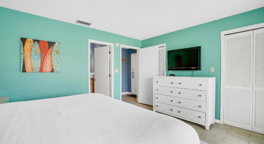Image of Three-Bedroom Suite 809 11