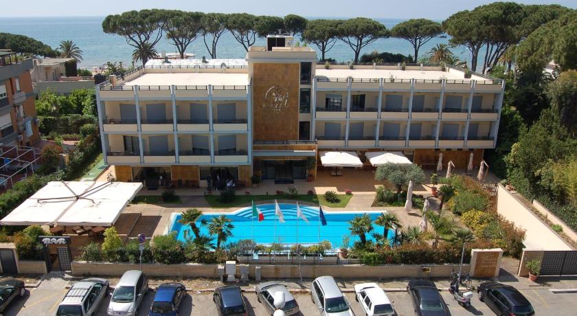 Hotel Albatros — Hotel in Terracina
