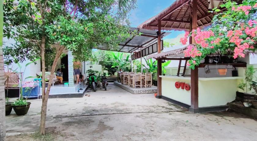 a patio area with tables, chairs and umbrellas, Sammy Homestay in Lombok